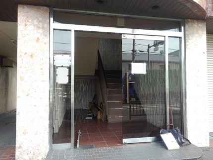 マンションエントランス　テンパードア　施工前