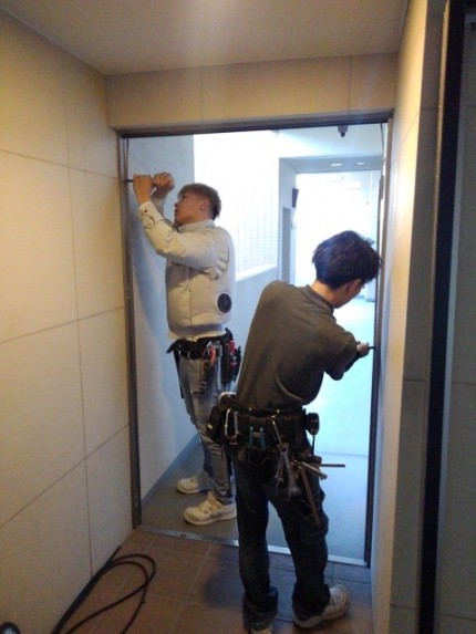 アルミフロントドア　施工中