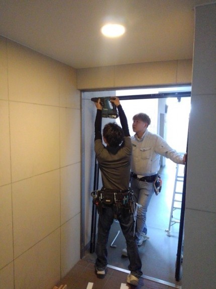 アルミフロントドア　施工中2