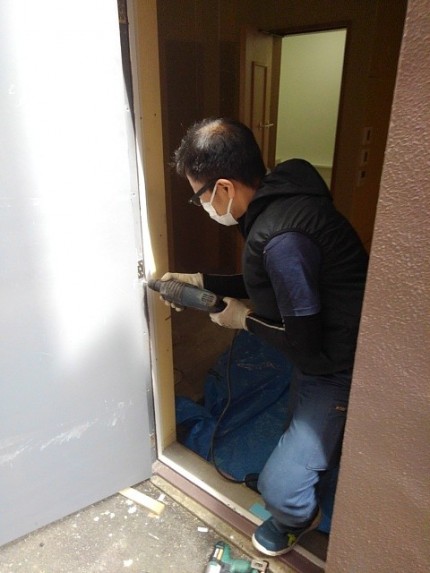 スチールドア　施工中