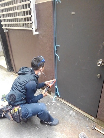 スチールドア　施工中2