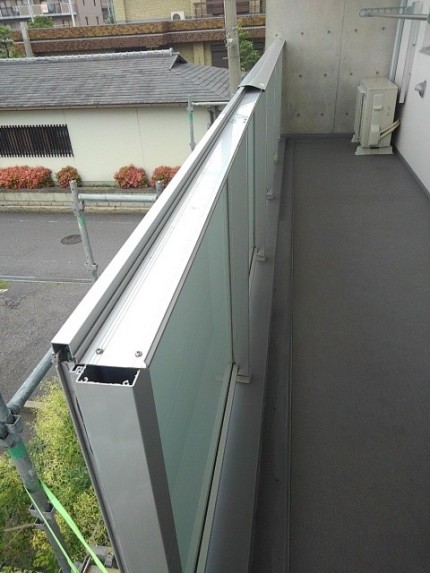 手摺ガラス　施工中2