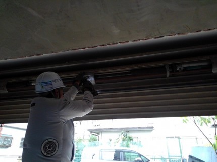 ガレージシャッター　施工中