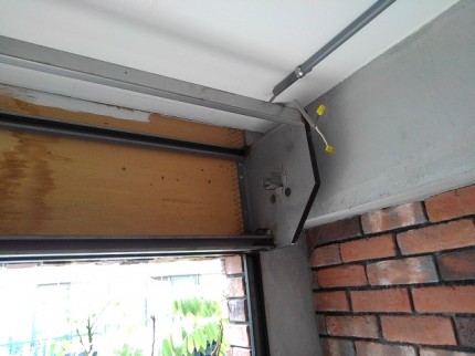 ガレージシャッター　施工中2