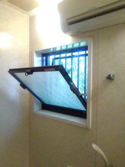 浴室内倒し窓　施工前