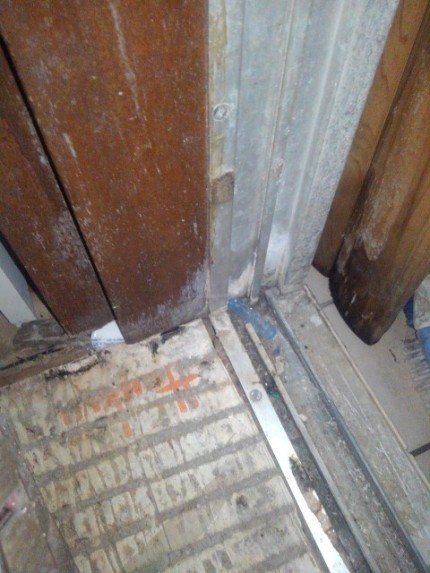 浴室引き違い　施工前　下レール