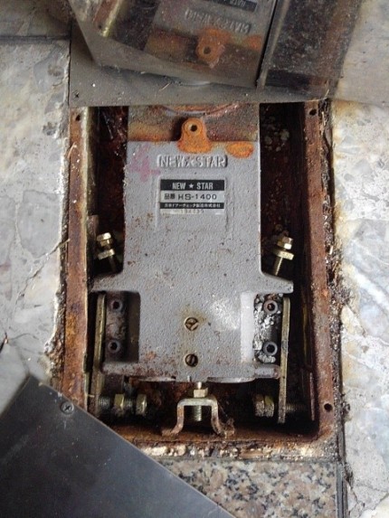 フロアヒンジ　施工前2