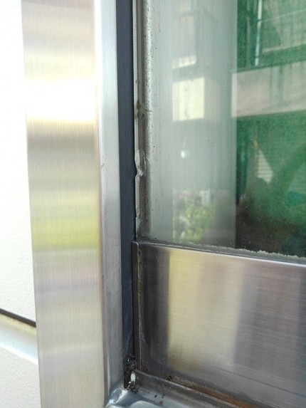 大型掲示板　ガラス引き戸　施工前