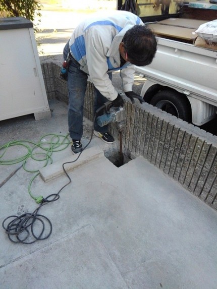 カーポート　柱部　ハツリ