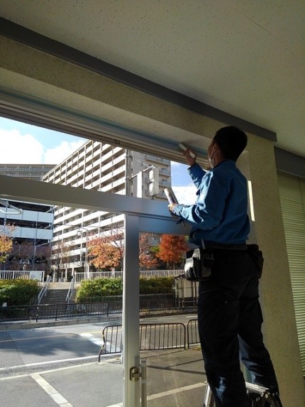 アルミフロントドア　枠回りコーキング