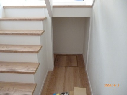 西宮市 階段下収納 片引戸を取付してきました 吹田市 豊中市 玄関 窓リフォーム 内窓取付 井上昇商店