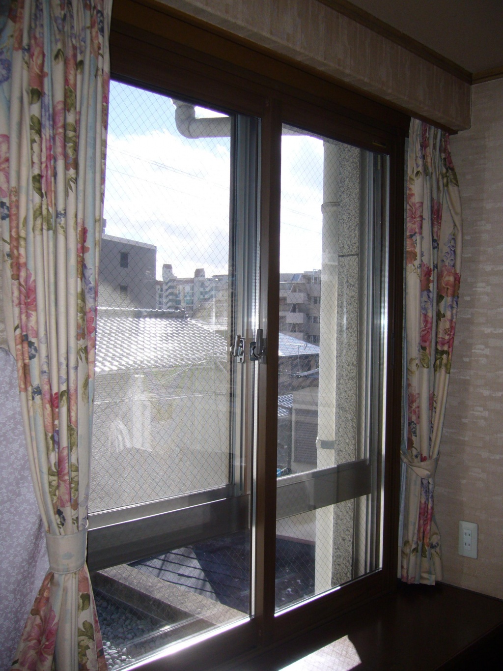 寝室が寒くて寝つきが悪い 寒さ対策に内窓取付 大阪府吹田市 吹田市 豊中市 玄関 窓リフォーム 内窓取付 井上昇商店 寝室が寒くて寝つきが悪い 寒さ対策に内窓取付 大阪府吹田市 吹田市 豊中市 玄関 窓リフォーム 内窓取付 井上昇商店