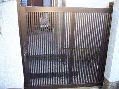 片引きアルミ門扉へ取替後