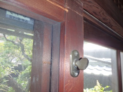 木製窓のカギ