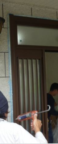 ドア廻りにコーキング