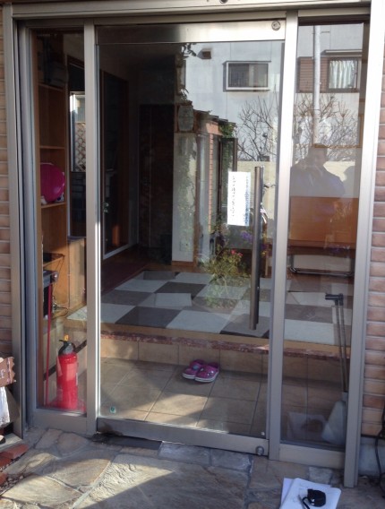 店舗入り口　強化硝子ドア　扉