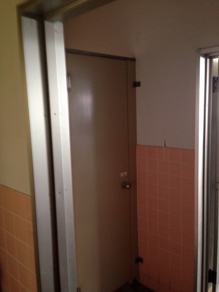 文化シャッター　トイレブース　片開戸
