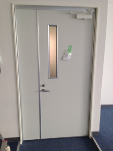 オフィスの改装現場にドアを設置させていただきました 吹田市 吹田市 豊中市 玄関 窓リフォーム 内窓取付 井上昇商店 オフィスの改装現場にドアを設置させていただきました 吹田市 吹田市 豊中市 玄関 窓リフォーム 内窓取付 井上昇商店