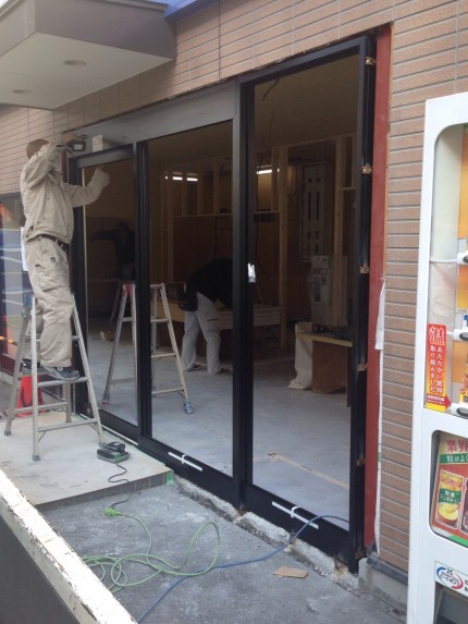 自動ドア　溶接　取付