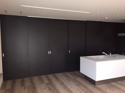 キッチン　大型収納　扉