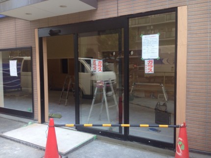 自動ドア　ガラス　コーキング