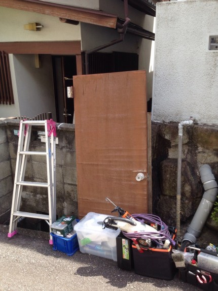 旧勝手口　木製片開きドア　取替え工事