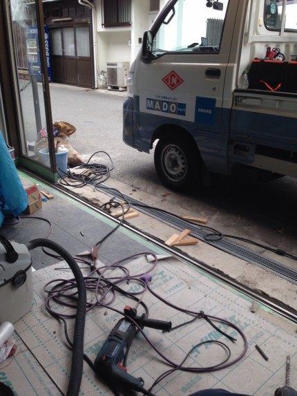 店舗引戸　敷居レール取替え　工事　