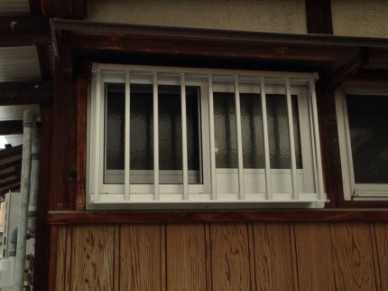 タテ面格子付き　引違　サッシ　カバー工事