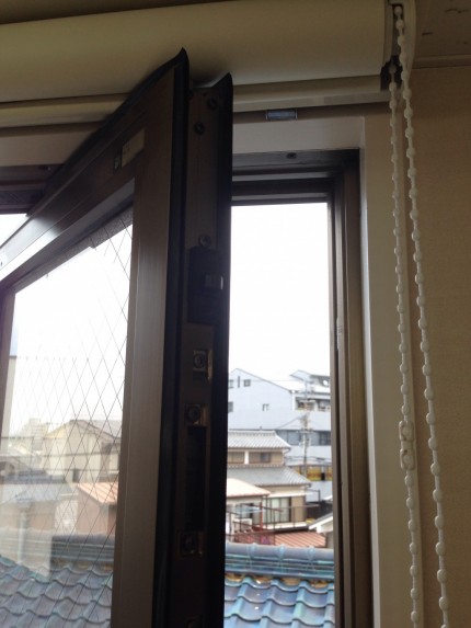 ＹＫＫ　スイング窓　樹脂部品交換