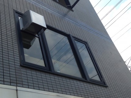 滑り出し窓　中桟取り付け　換気扇取り付け　コーキング　換気フード