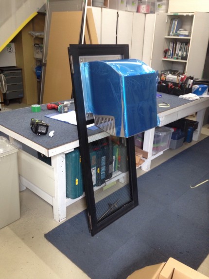 滑り出し窓　中桟取り付け　換気扇取り付け　コーキング　換気フード