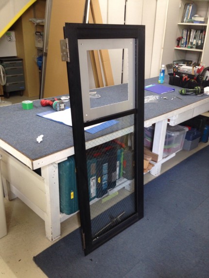 滑り出し窓　中桟取り付け　換気扇取り付け　コーキング