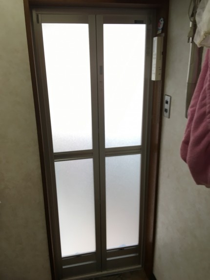 浴室折戸　カバー工事　樹脂パネル　ＹＫＫ