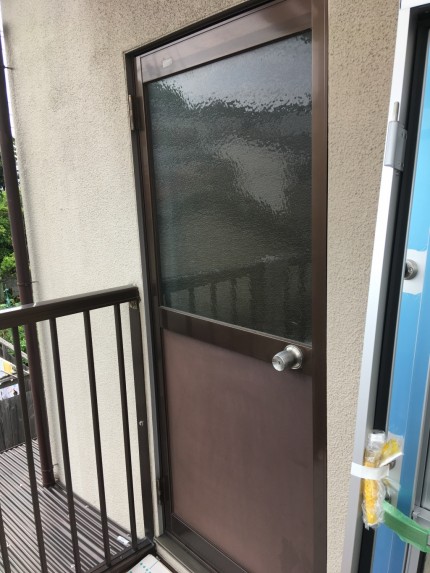 ベランダ　勝手口　框ドア　カバー工事