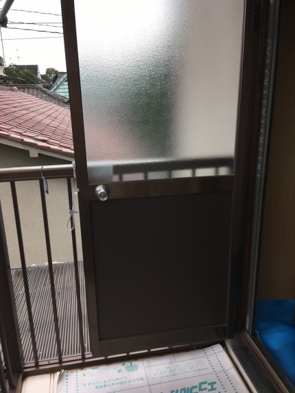 ベランダ　勝手口　框ドア　カバー工事