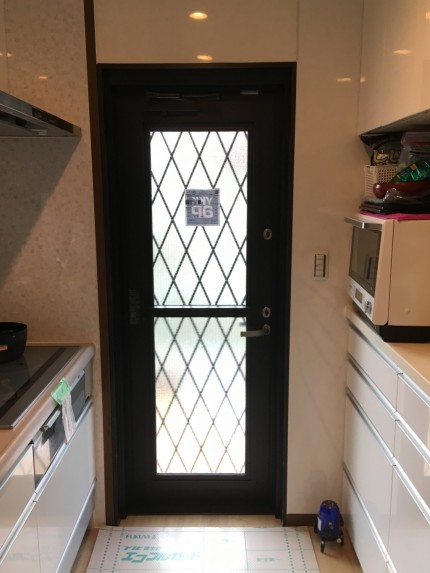勝手口　カバー工事　採風ドア　ＹＫＫ