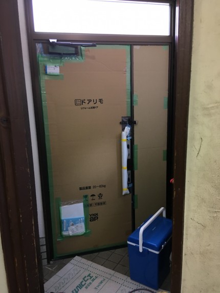 ＹＫＫ　ドアリモ　玄関カバーリフォーム工事