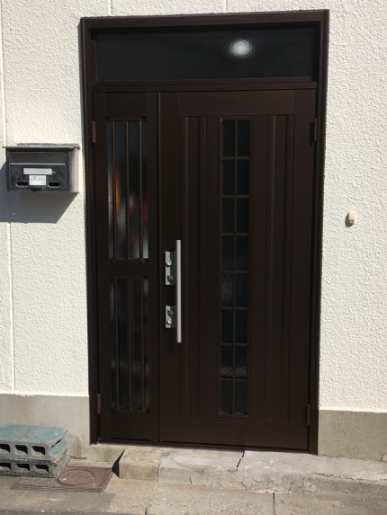 ＹＫＫ　ドアリモ　玄関カバーリフォーム工事　外側