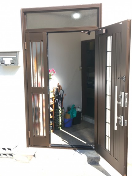 ＹＫＫ　ドアリモ　玄関カバーリフォーム工事　外側