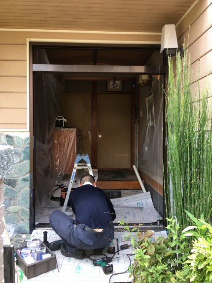 玄関引戸　取替え　カバー工事　ＹＫＫ