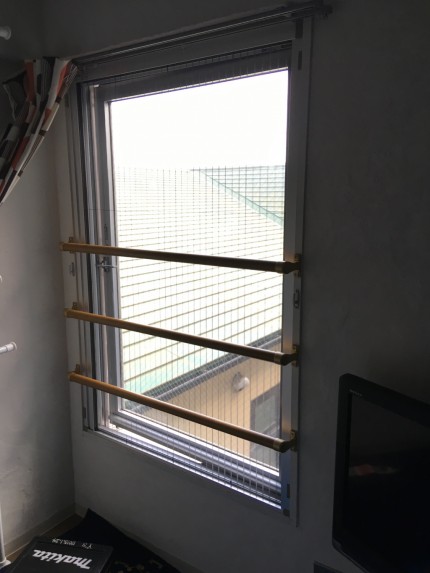 セイキ社製　プリーツアミ戸　落下防止手すり