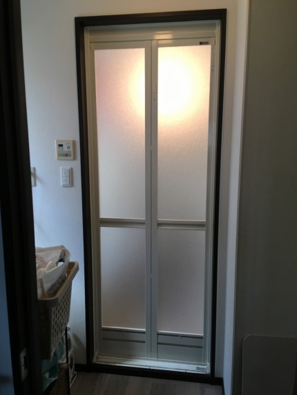 浴室折戸　カバー工事　ＹＫＫ社製　リフォーム枠