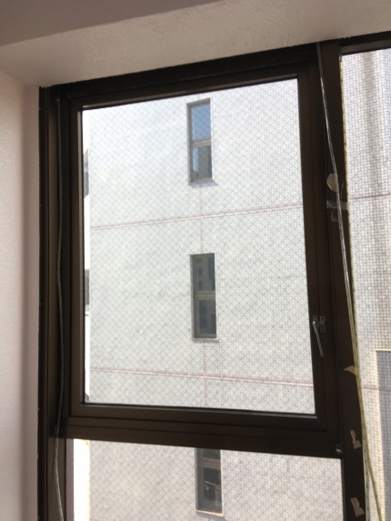 ビル　片開き窓