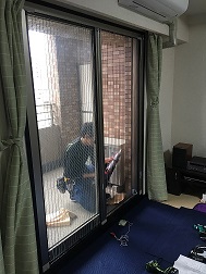 マンション　ハキ出し窓　収納アミ戸