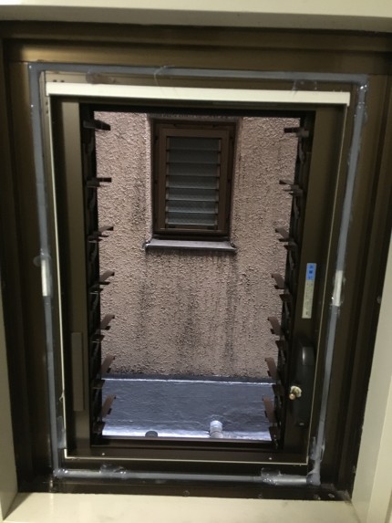 ＹＫＫ　ルーバーサッシ　カバー工事