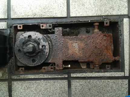 フロアヒンジ　本体取替え工事