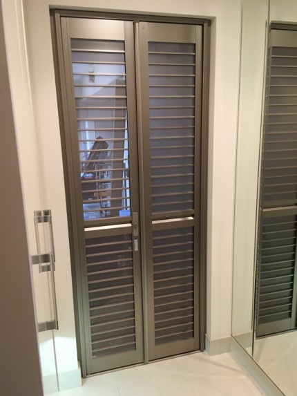 マンション　玄関用　折れ戸型アミ戸