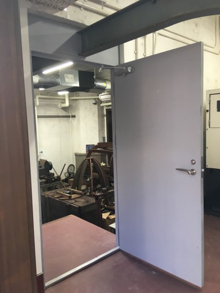 スチールドア　取付け　鉄扉