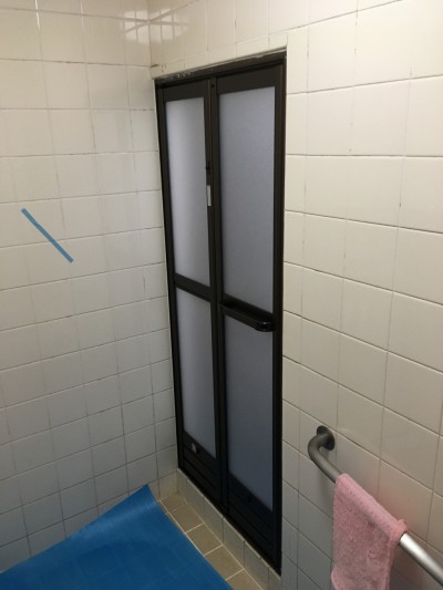 浴室折戸　カバー工事　リフォーム