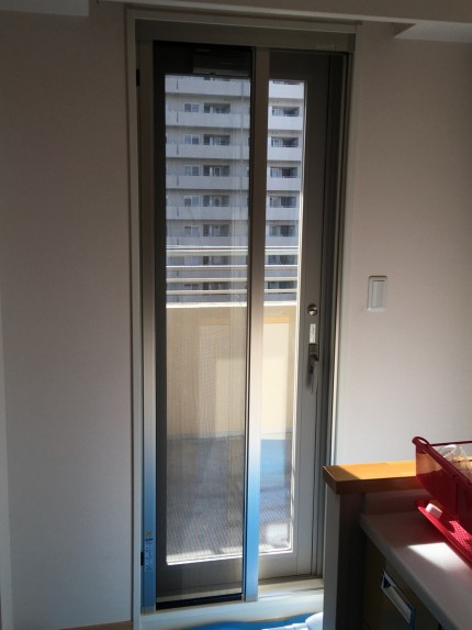 横引きロール網戸　収納アミ戸